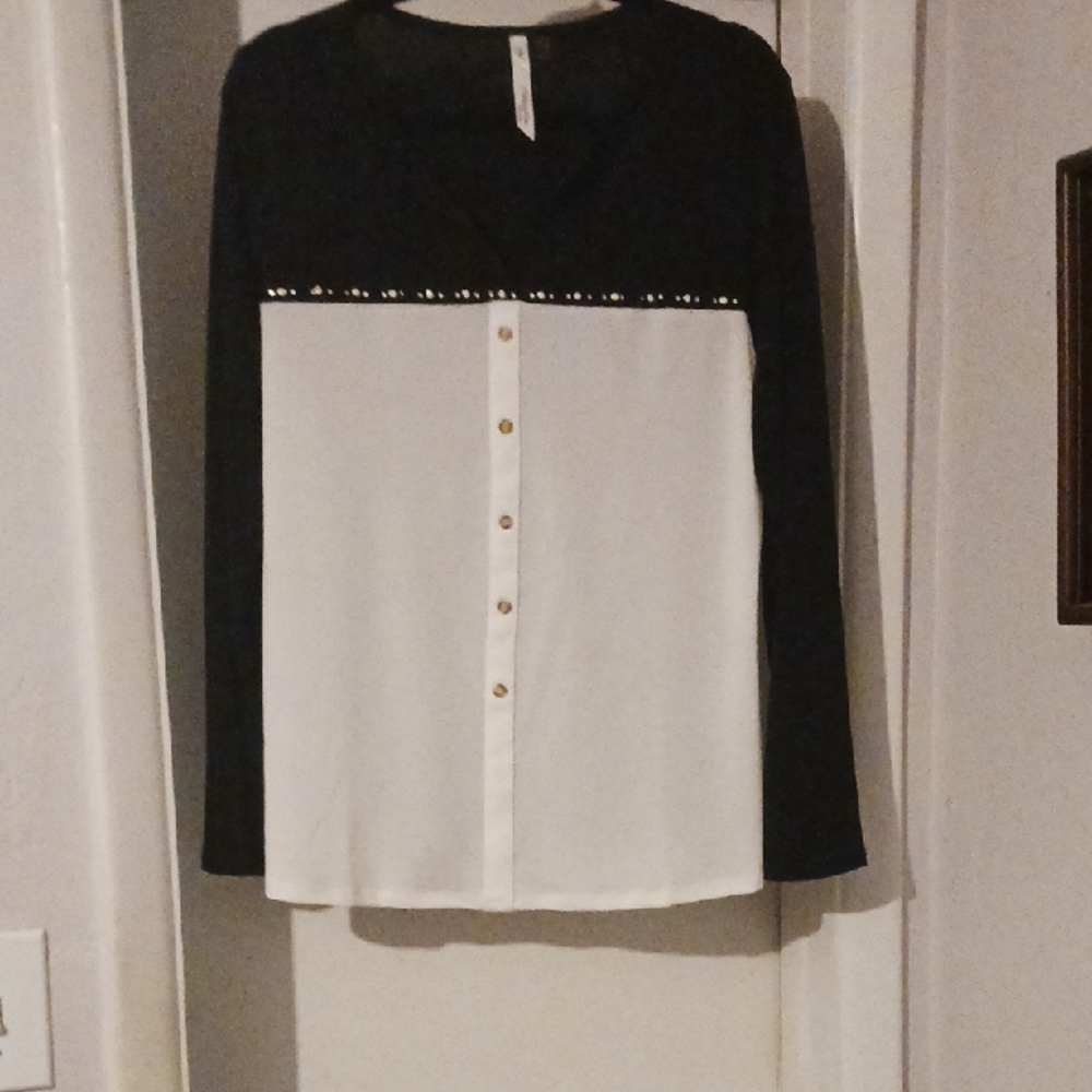 NY Collection Black Top with White Tag